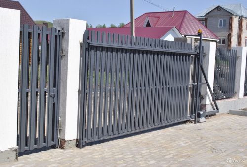 otkatnye_vorota_iz_metallicheskogo_shtaketnika
